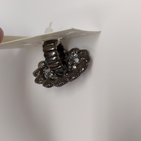 Trifari Rhinestone Stretch Ring Blue Gunmetal Gray NEW - Picture 2 of 7